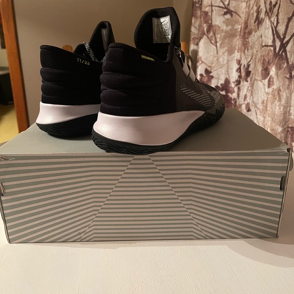 Kyrie - Picture 5 of 8